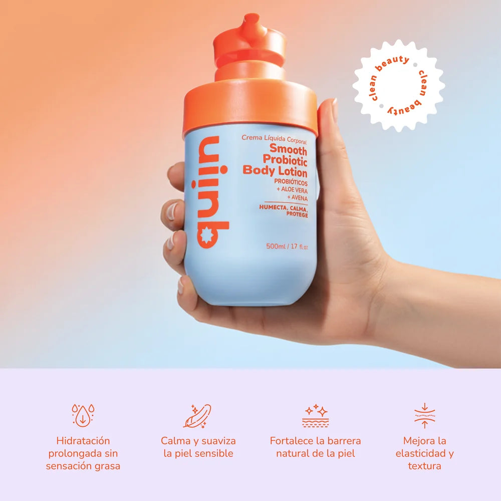 Mano sosteniendo la crema corporal Quiin Smooth Probiotic Body Lotion con sus beneficios