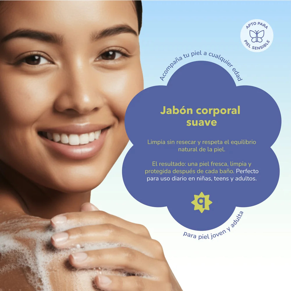Mujer con espuma en el hombro usando gel de baño suave Quiin