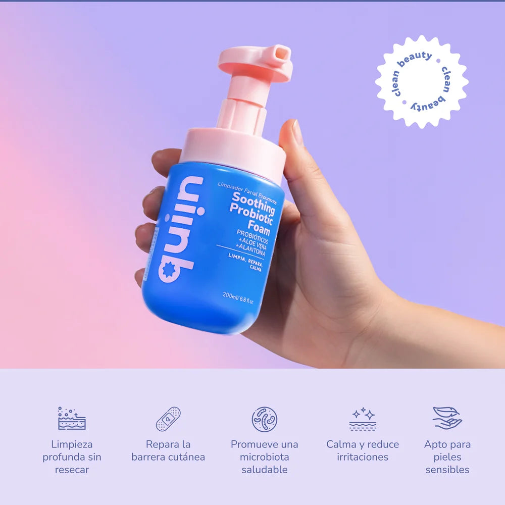 Mano sosteniendo el limpiador facial en espuma Quiin Soothing Probiotic Foam con sus beneficios
